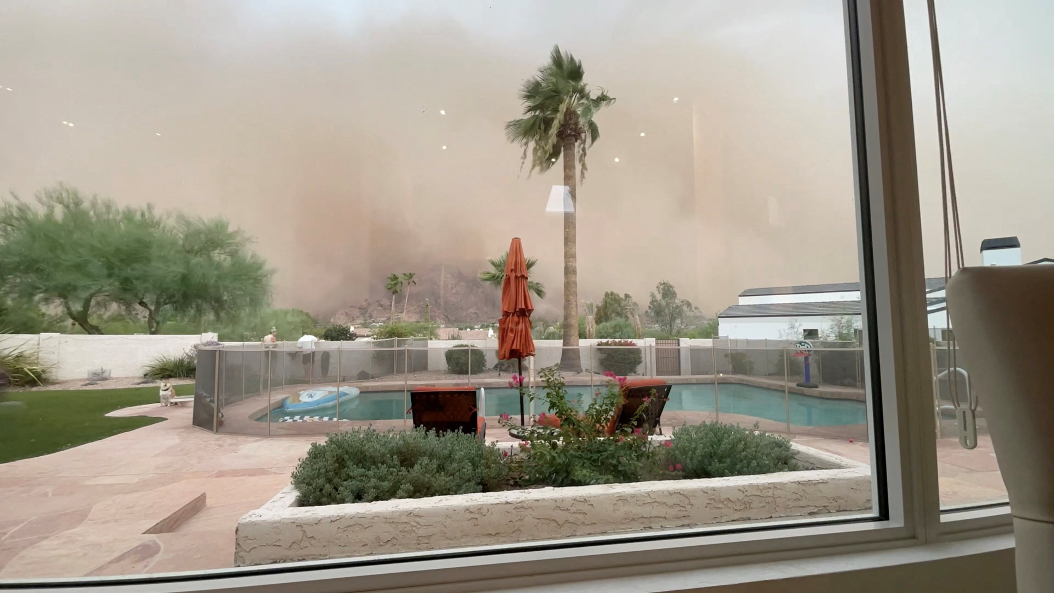 VÍDEO: Tempestade de areia 'engole' aeroporto nos EUA e ameaça adiar festival Burning Man