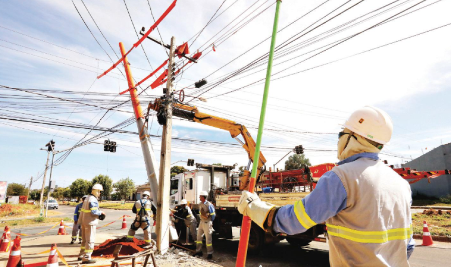 COLISÕES DERRUBAM MÉDIA DE 9 POSTES POR DIA EM GOIÁS E DEIXAM MAIS DE 116 MIL SEM ENERGIA