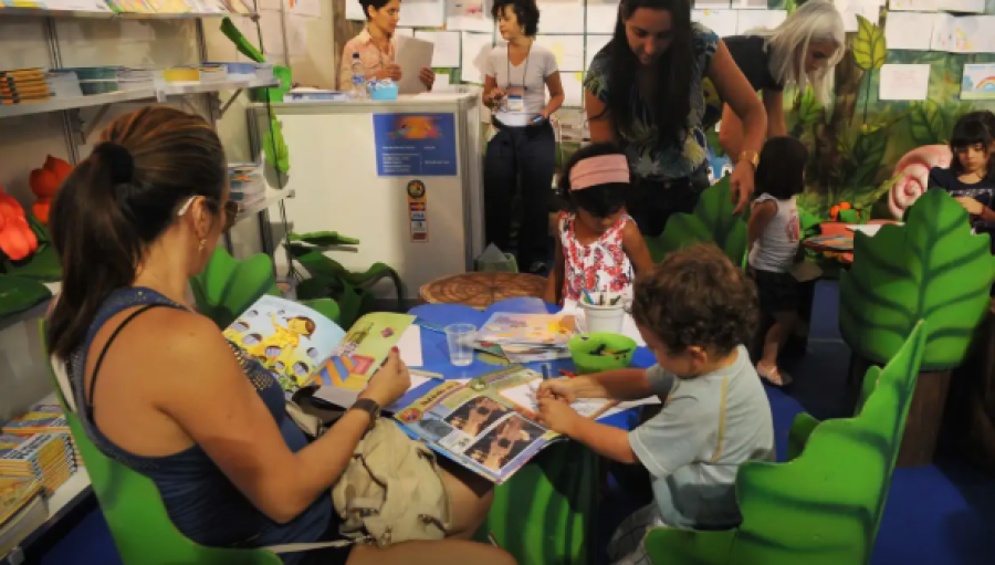 MAIS DA METADE DAS FAMÍLIAS RARAMENTE LÊ PARA CRIANÇAS, APONTA ESTUDO