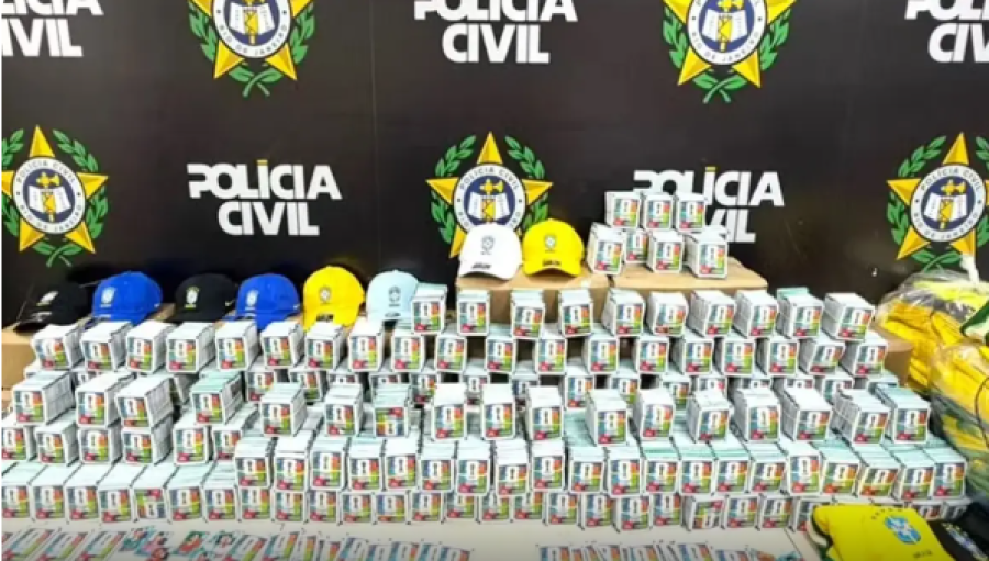 POLÍCIA APREENDE MAIS DE 200 MIL FIGURINHAS FALSIFICADAS DA COPA DO MUNDO