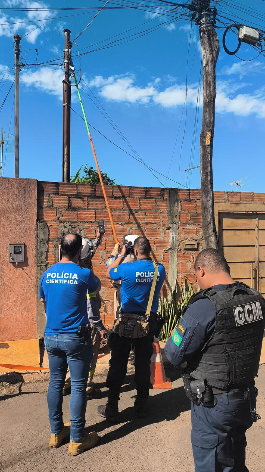 HOMEM É CONDUZIDO À DELEGACIA SUSPEITO DE FURTO DE ENERGIA EM RIO VERDE