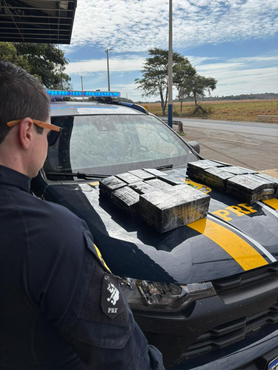 PRF APREENDE CARGA DE CELULARES AVALIADA EM R$ 1 MILHÃO ESCONDIDA EM CARRO NA BR-153