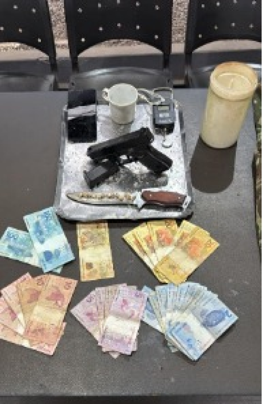 PM PRENDE SUSPEITO POR TRÁFICO DE DROGAS E APREENDE CRACK, DINHEIRO E SIMULACRO EM RIO VERDE