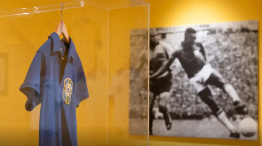 CAMISA USADA POR PELÉ NA FINAL DA COPA DE 1958 É LEILOADA POR R$ 25 MILHÕES