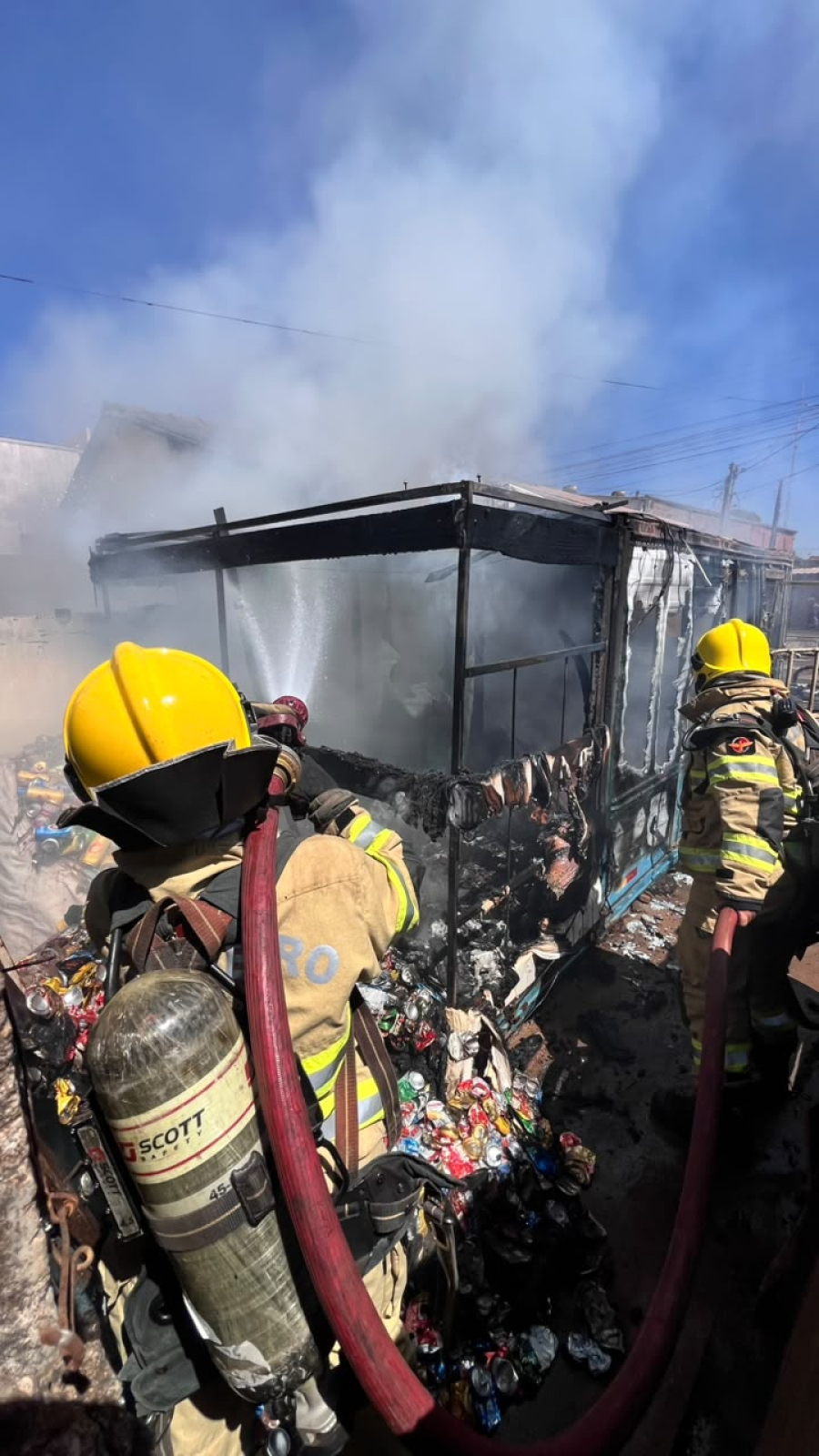 INCÊNDIO DESTRÓI TRAILER USADO COMO MORADIA EM RIO VERDE