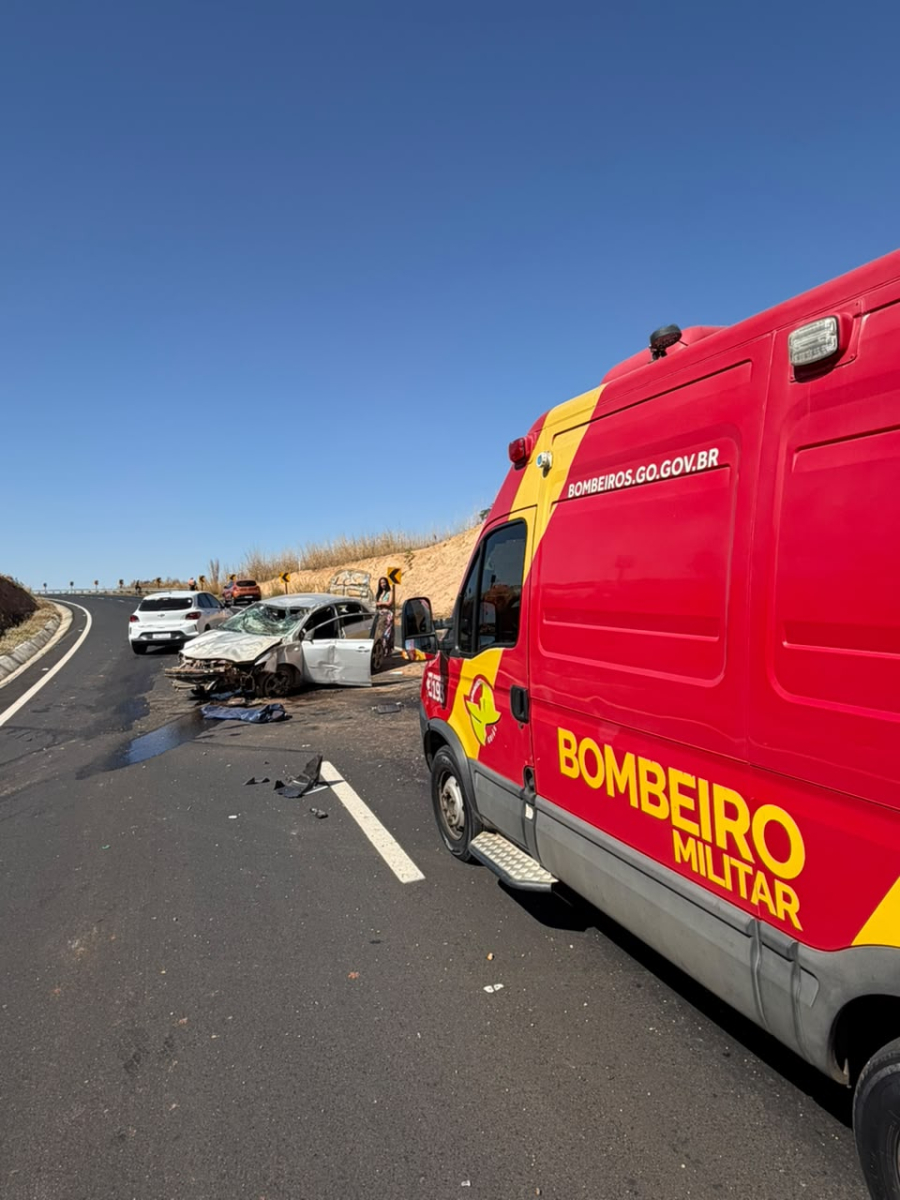 PNEU ESTOURA E CARRO CAPOTA VÁRIAS VEZES NA GO-139, EM CALDAS NOVAS