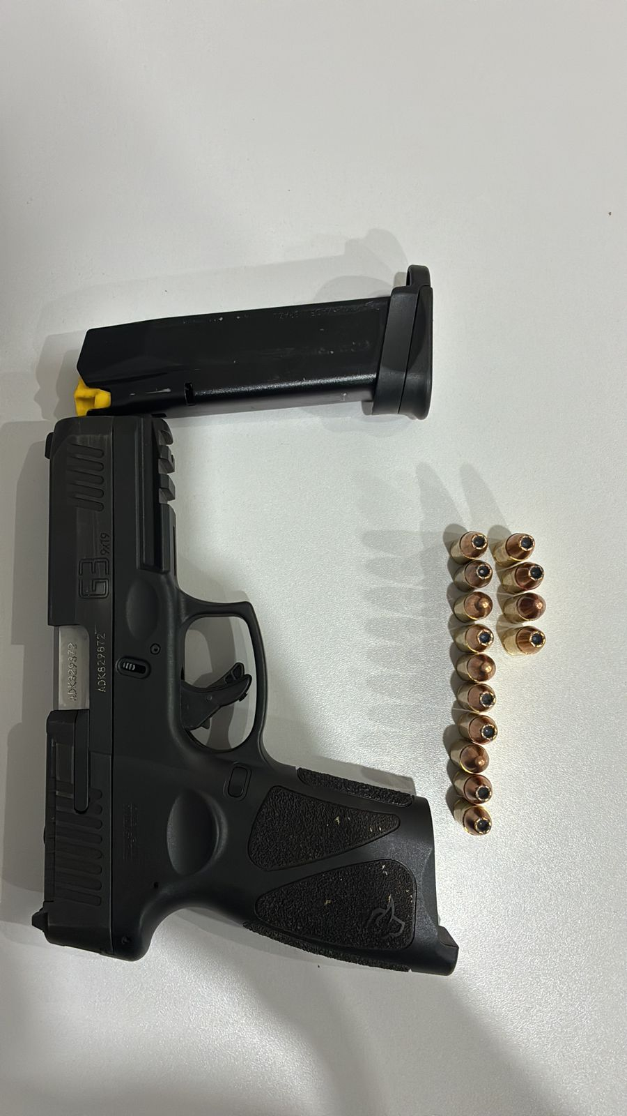  HOMEM É PRESO COM PISTOLA DE USO RESTRITO APÓS DENÚNCIAS DE AMEAÇAS EM SANTA HELENA 