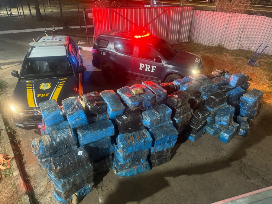 PRF APREENDE 3,7 TONELADAS DE SKUNK ESCONDIDAS EM CARGA DE TELHAS NA BR-040, EM CRISTALINA