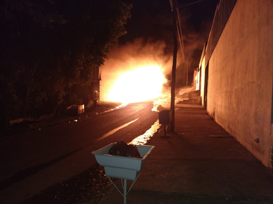 BOMBEIROS COMBATEM INCÊNDIO EM GALPÃO DE MATERIAIS RECICLÁVEIS EM ANÁPOLIS