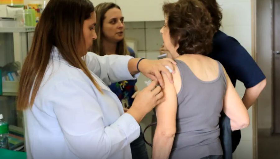 SUS AMPLIA VACINAÇÃO CONTRA PNEUMONIA E MENINGITE PARA IDOSOS COM 85 ANOS OU MAIS