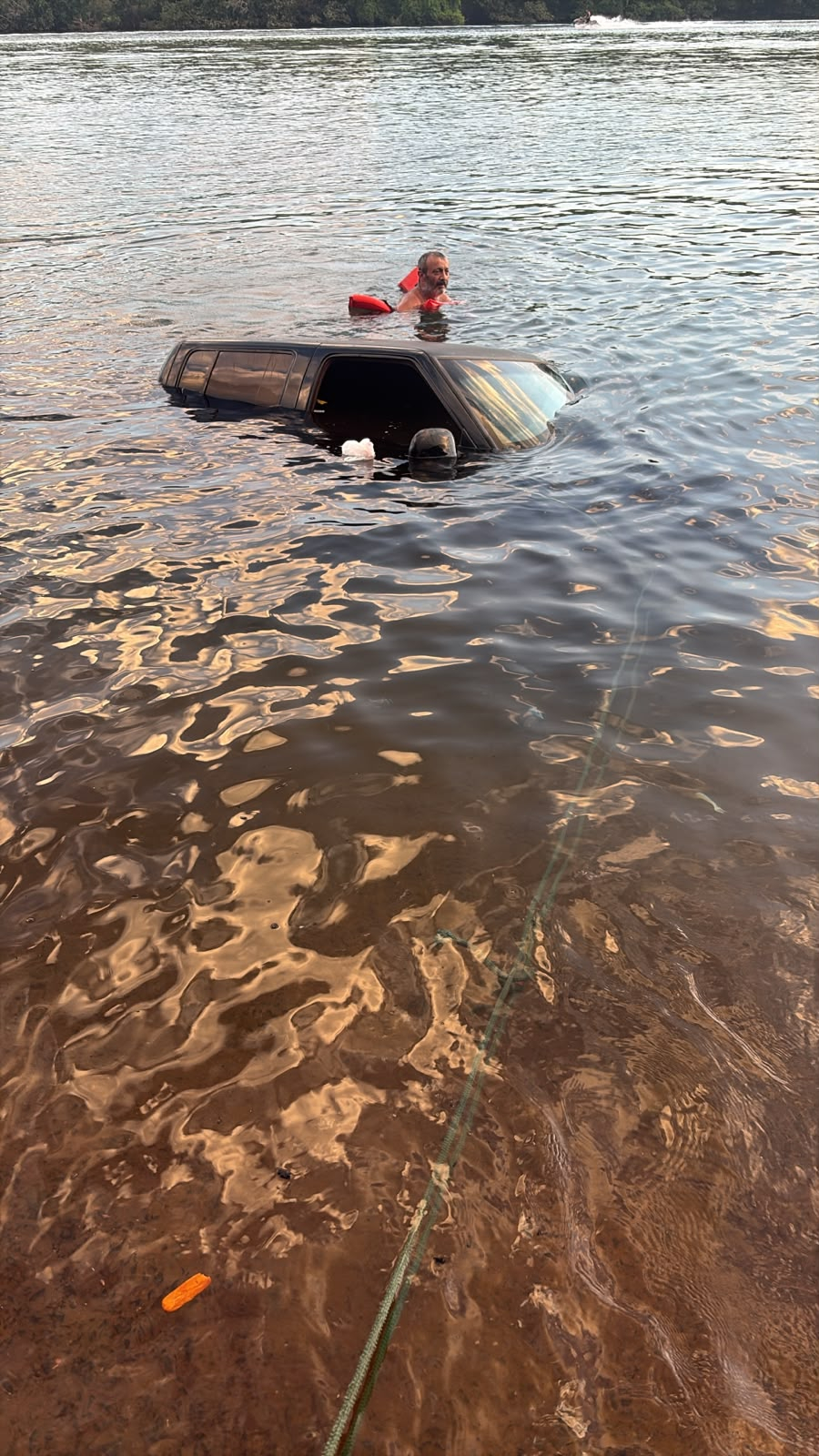 BOMBEIROS RESGATAM CAMINHONETE SUBMERSA NO RIO PARANAÍBA, EM ITUMBIARA
