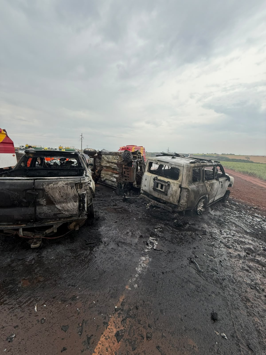 FUMAÇA DE INCÊNDIO PROVOCA ACIDENTE COM TRÊS VEÍCULOS NA GO-206
