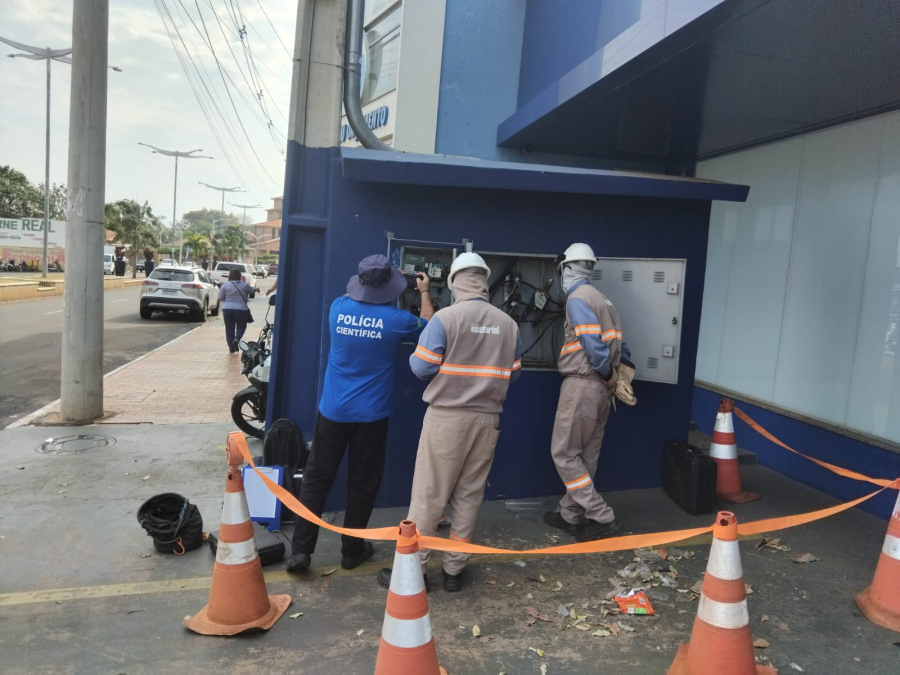 ESTABELECIMENTO COMERCIAL É FLAGRADO COM LIGAÇÃO IRREGULAR DE ENERGIA EM MINEIROS