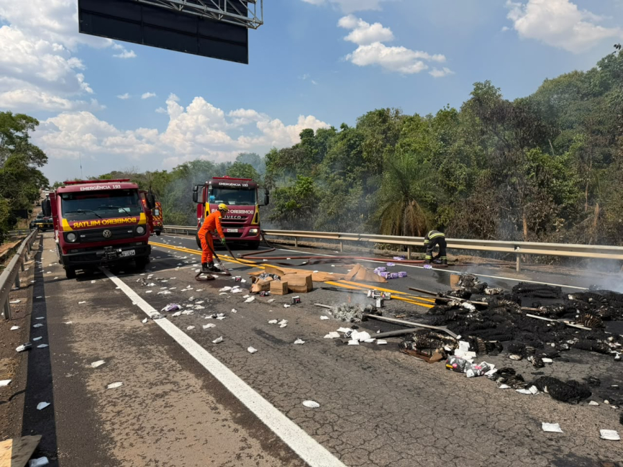 VEÍCULO DE GRANDE PORTE PEGA FOGO APÓS ACIDENTE NA BR-153, EM SÃO LUIZ DO NORTE