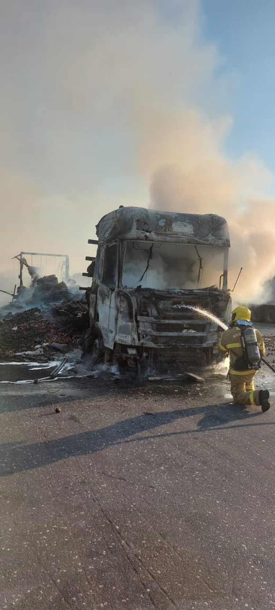 CARRETA CARREGADA COM MAÇÃS PEGA FOGO NA BR-153, NA DIVISA ENTRE GOIÁS E TOCANTINS