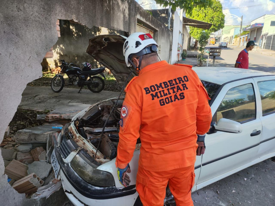 MOTORISTA FICA FERIDO APÓS CARRO BATER CONTRA MURO EM CALDAS NOVAS