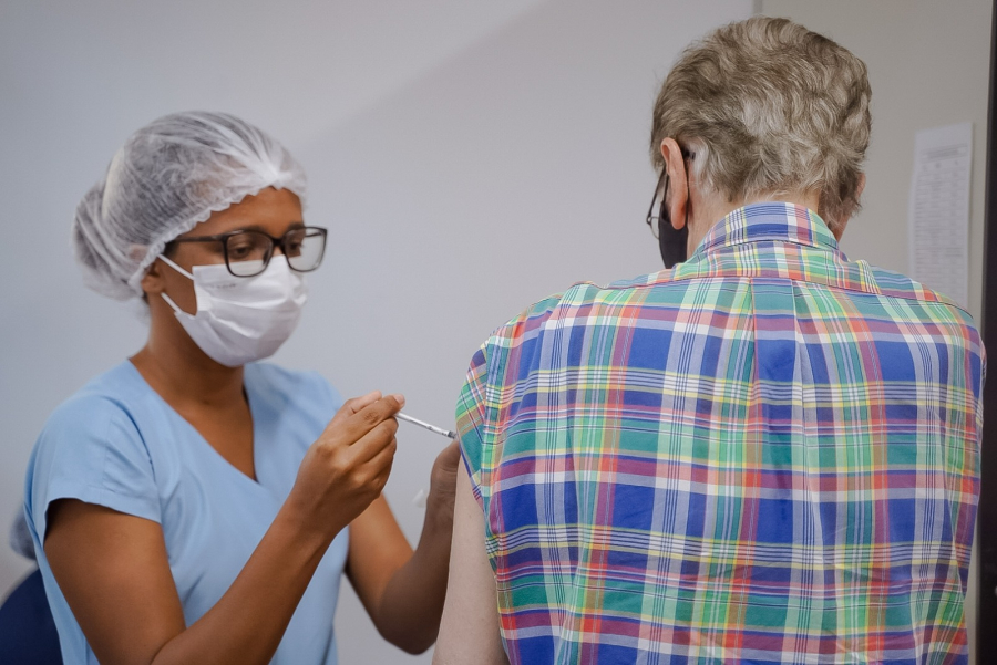 GOIÁS COMEÇA A DISTRIBUIR VACINA PNEUMO 20 PARA IDOSOS A PARTIR DE 85 ANOS