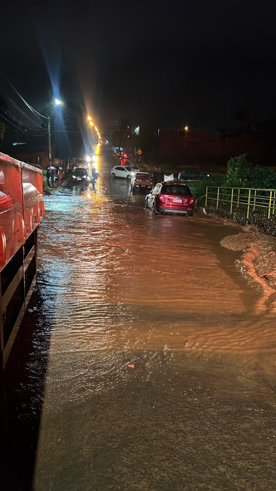 IDOSO É RESGATADO DE VEÍCULO ILHADO DURANTE CHUVA FORTE EM JATAÍ