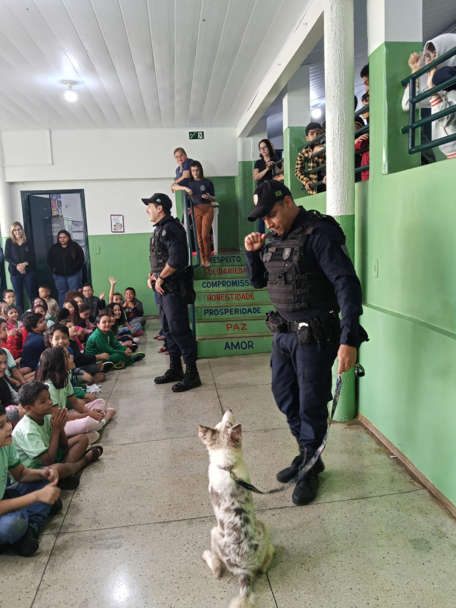 Cão Zeus, da Guarda Civil, faz demonstração para alunos da Escola Municipal Alfredo Nasser