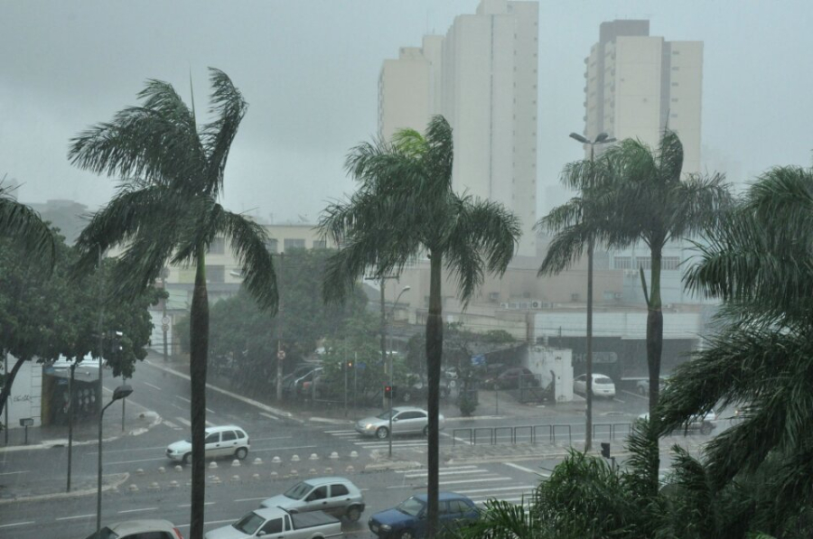 Goiás tem alerta de tempestade nesta terça: 112 cidades correm risco de chuva forte, raios e ventos acima de 60 km/h