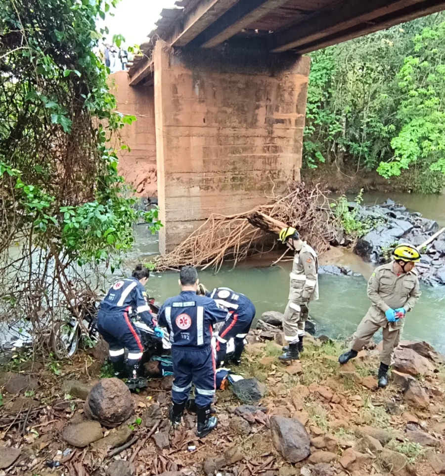 Motociclista morre após cair de ponte sobre o ribeirão Santa Marta, em Iporá