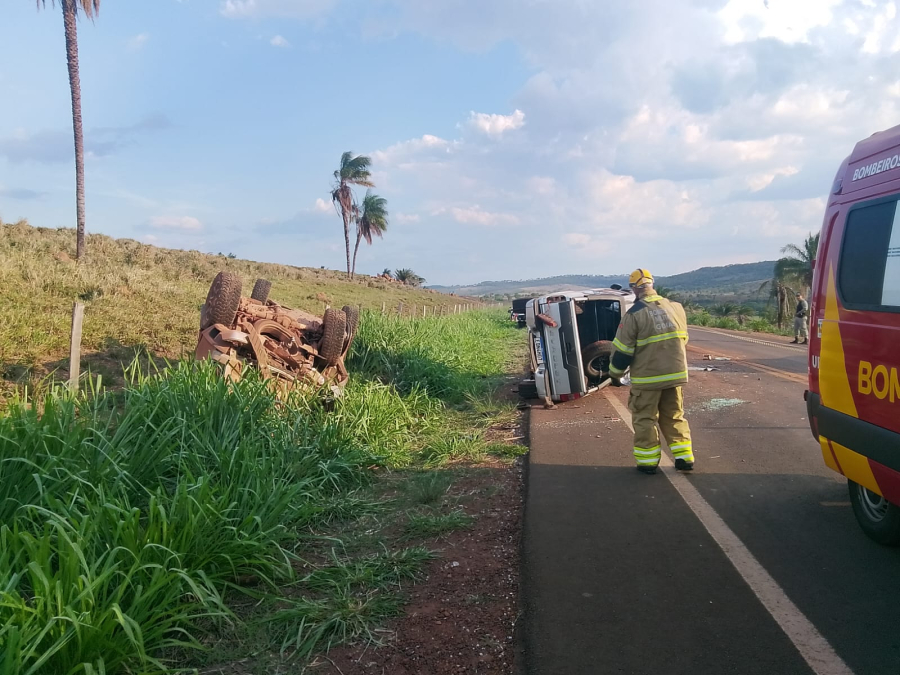 Acidente entre duas caminhonetes deixa dois idosos de 88 anos mortos na GO-221, em Doverlândia